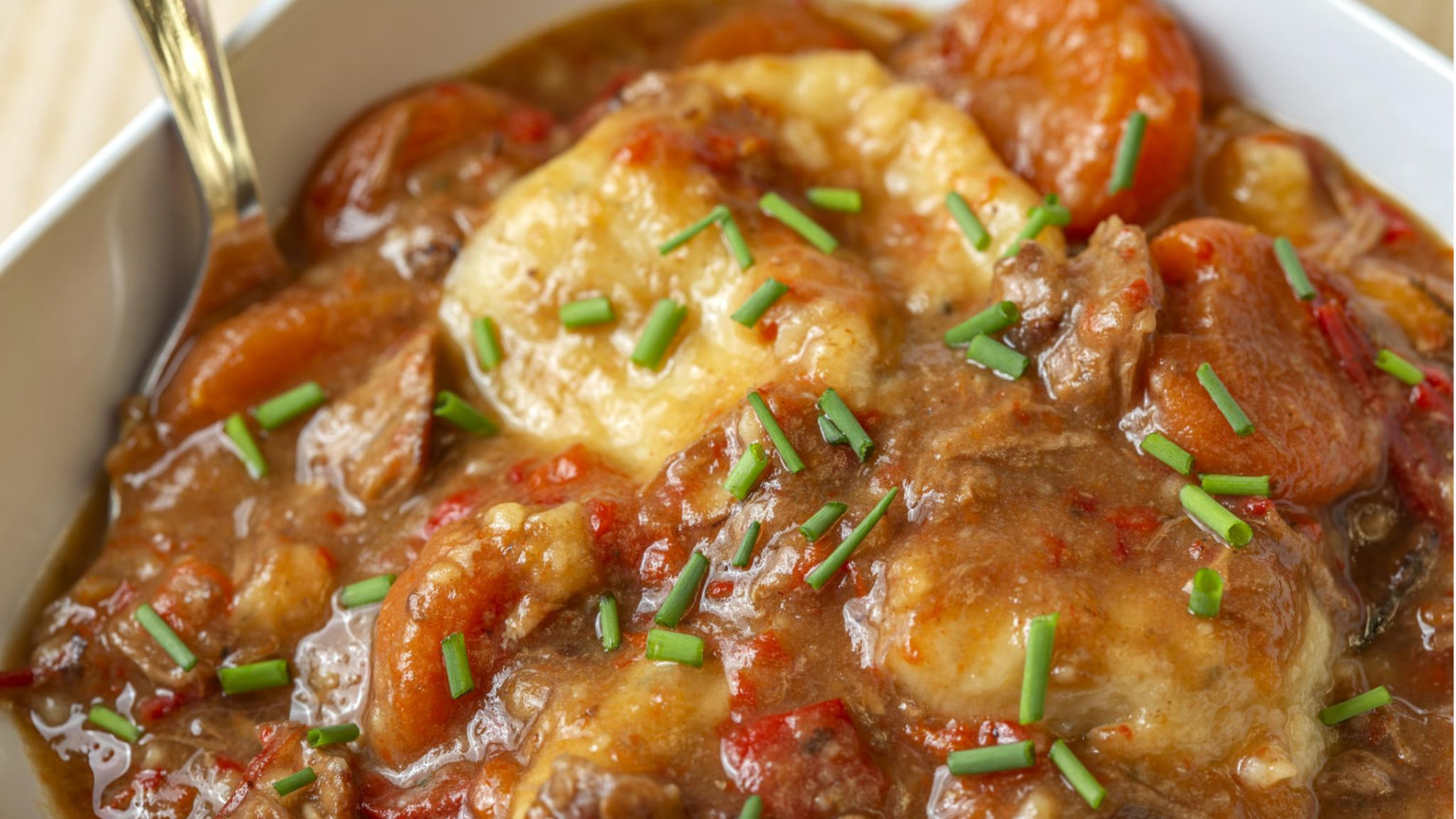 gulasch mit klöße und rotkohl