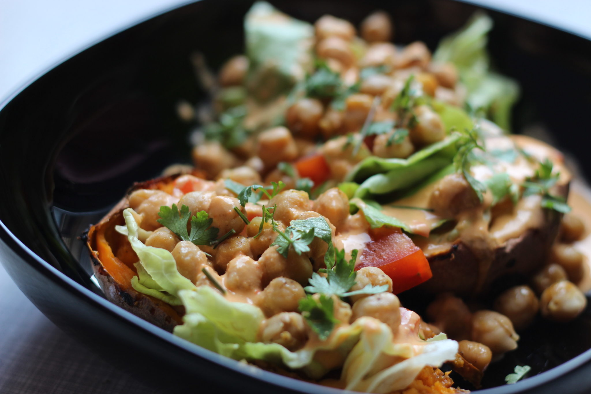 Gefüllte Süßkartoffeln mit Kichererbsen und Salat. 100% vegan Super ...