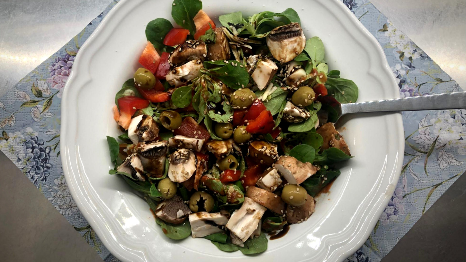 Mediterraner Salat. 100% vegan Super lecker – HelloVegan.de