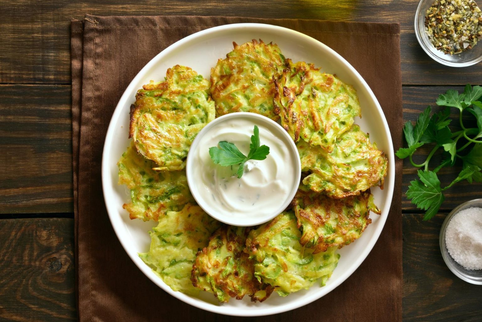 Zucchini-Puffer mit Tzatziki-Dip. 100% vegan Super lecker – HelloVegan.de