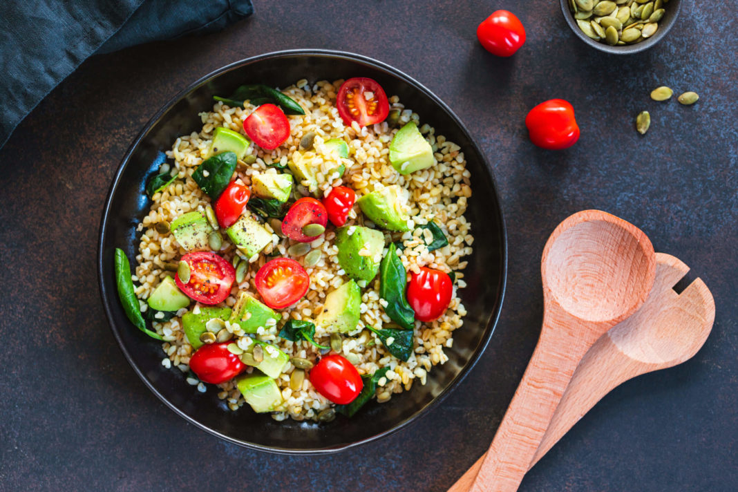 Bulgur-Salat mit Limetten-Dressing. 100% vegan Super lecker – HelloVegan.de