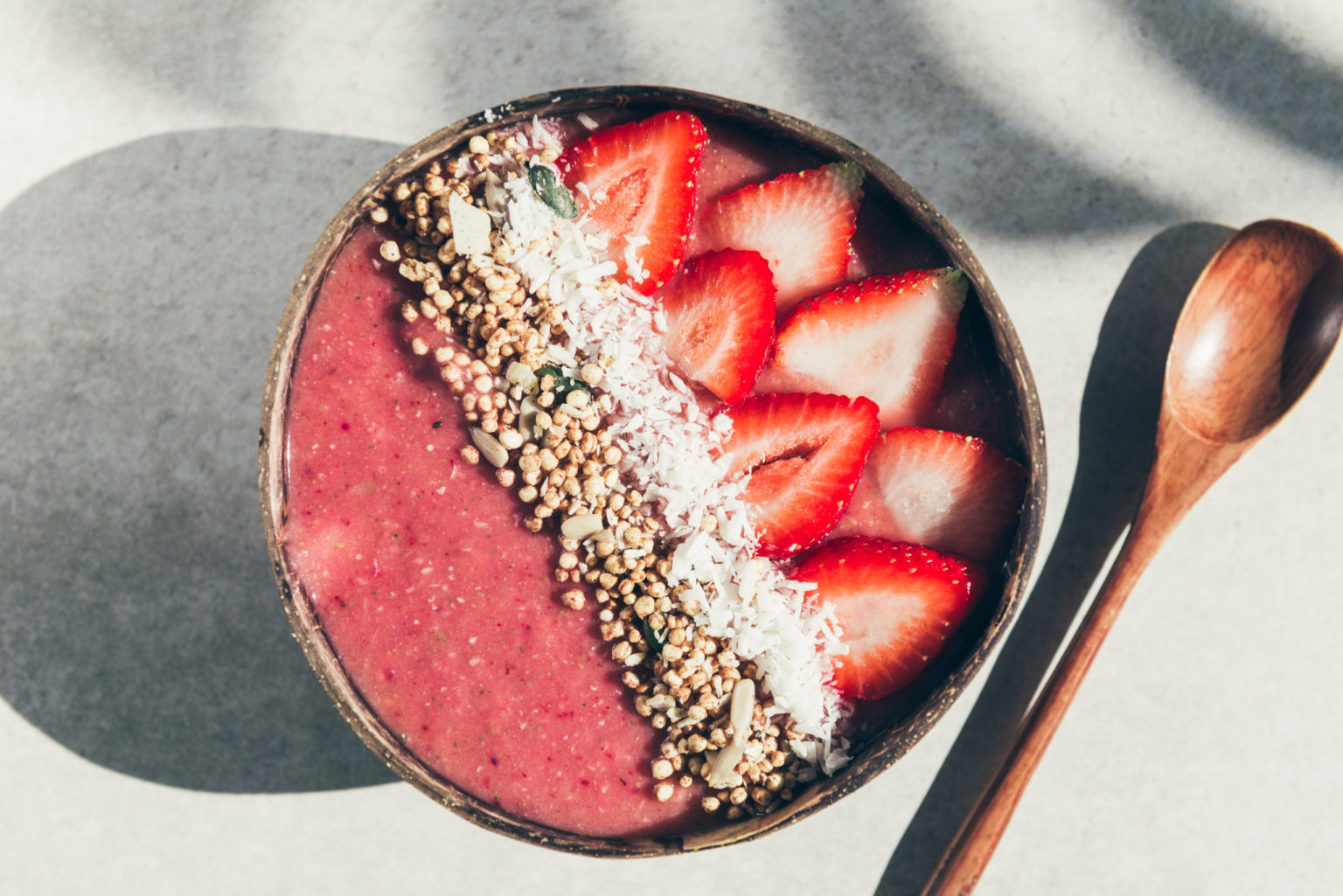 Erdbeer-Smoothie-Bowl. 100% vegan Super lecker – HelloVegan.de