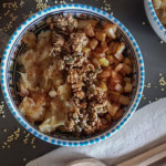 Hirse-Porridge mit karamellisierten Früchten