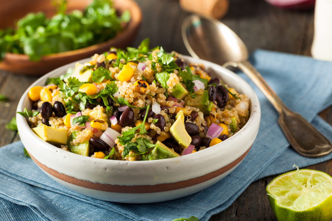 Mexikanischer Quinoa-Salat. 100% vegan Super lecker – HelloVegan.de