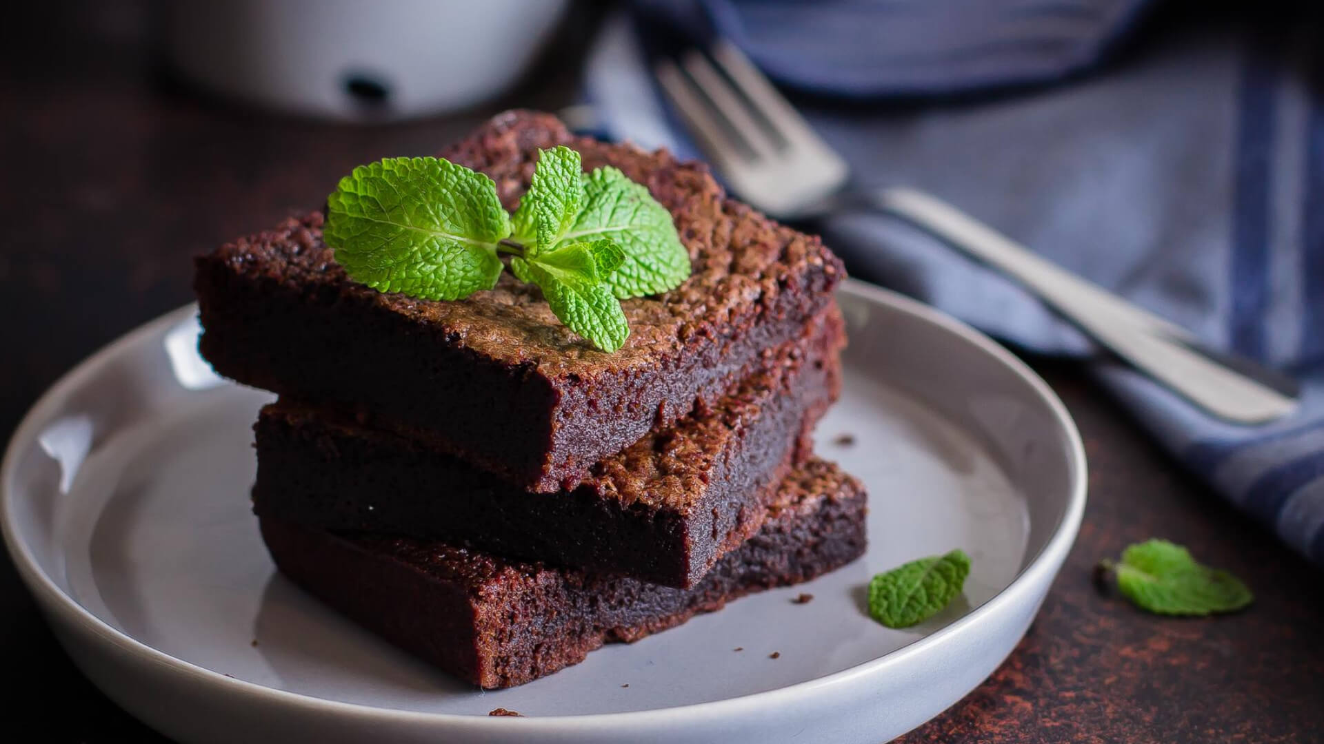Roh-vegane Schokoladen-Brownies. 100% vegan Super lecker – HelloVegan.de