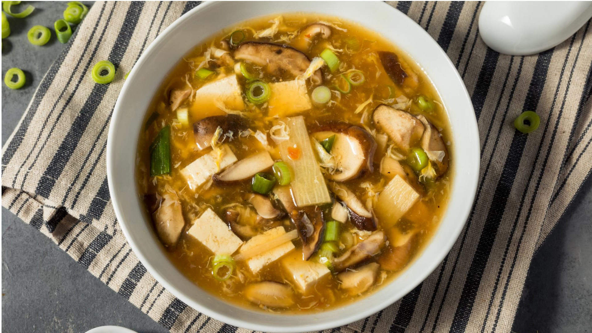 Scharf-Sauer-Suppe mit Ramen-Nudeln. 100% vegan ✓ Super lecker ✓ –