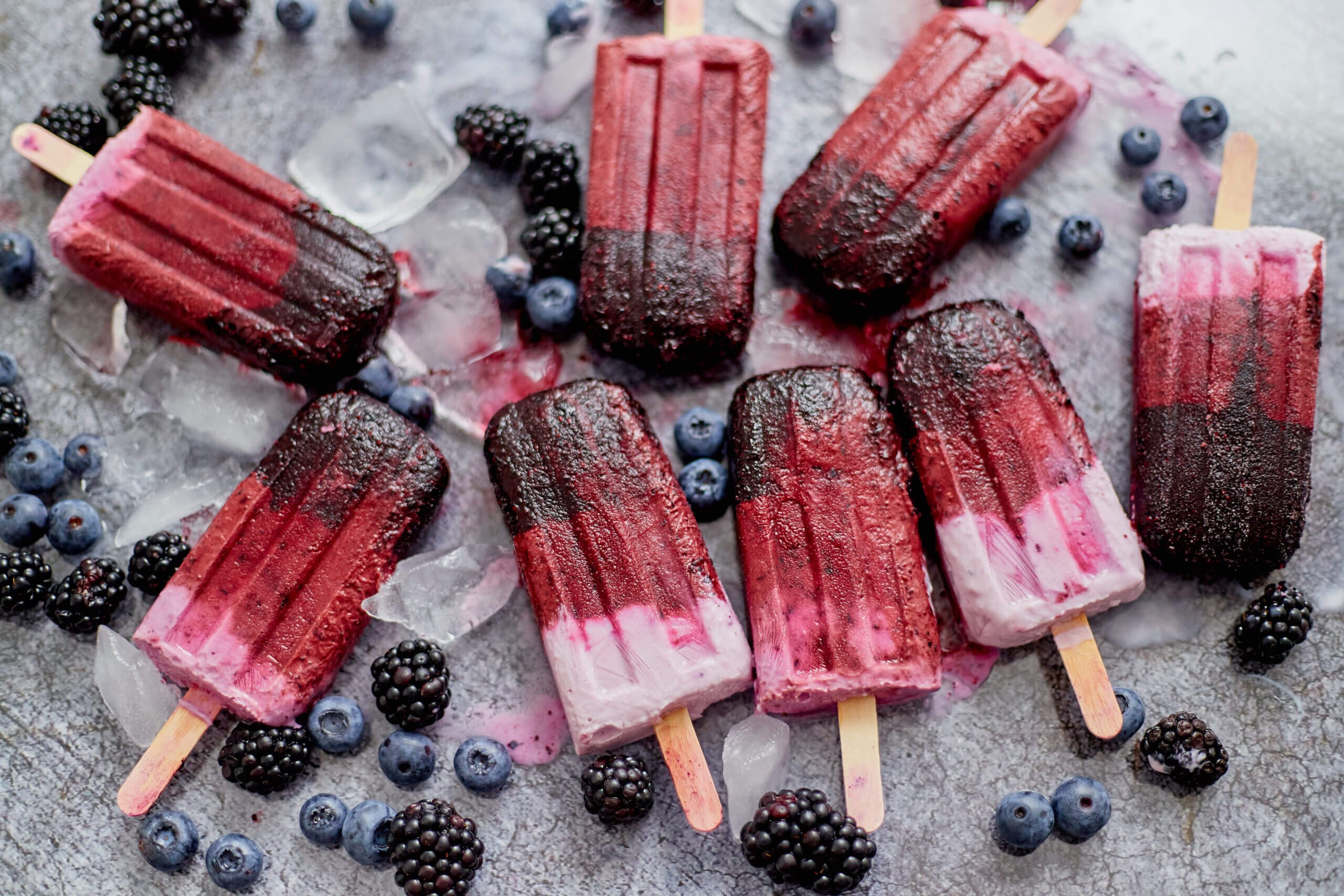 Veganes Waldbeer-Eis am Stiel. 100% vegan Super lecker – HelloVegan.de